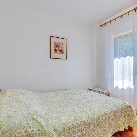 Apartamento Stunning In With Kitchen
